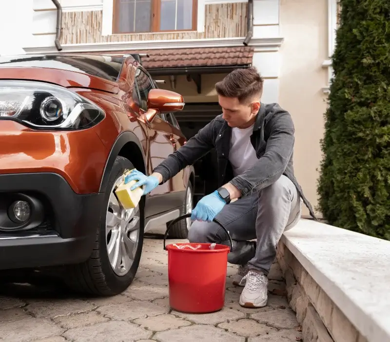 Lavage auto à domicile Saint-Martin-de-Fugères : professionnel intervenant sur un véhicule